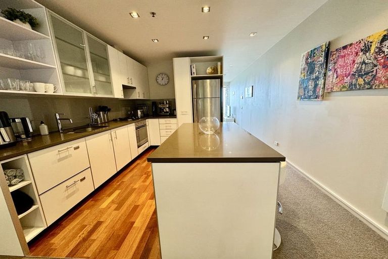 Photo of property in Patent 326 Apartments, 214s/326 Evans Bay Parade, Hataitai, Wellington, 6021