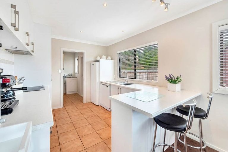 Photo of property in 2 Hollyhock Place, Browns Bay, Auckland, 0630