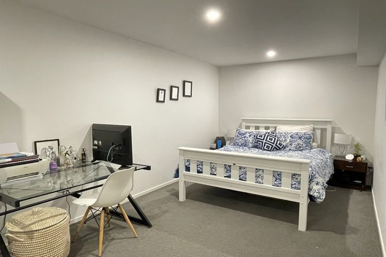 Photo of property in 2/4 Mcquoid Place, Glenfield, Auckland, 0629
