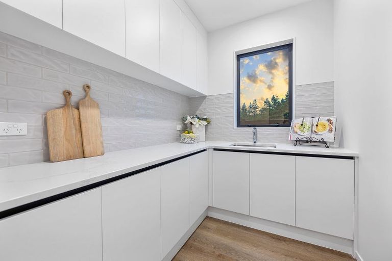 Photo of property in 32 Paparahi Place, Wainui, Silverdale, 0992