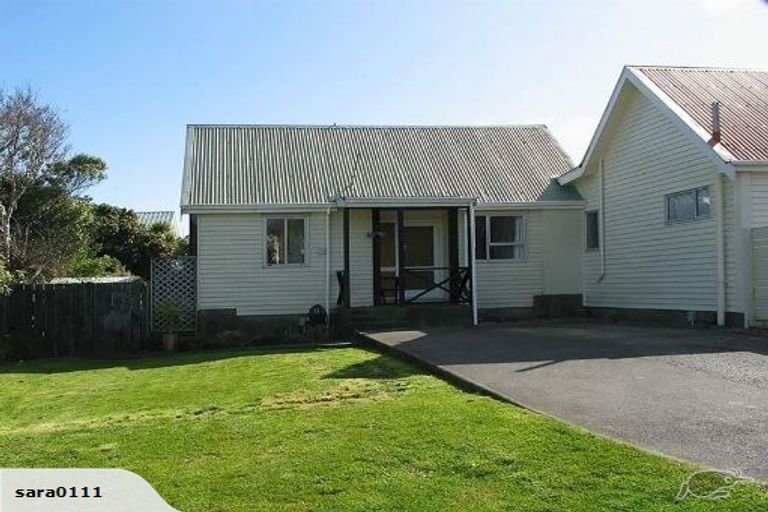Photo of property in 17a Kingsbridge Place, Newlands, Wellington, 6037