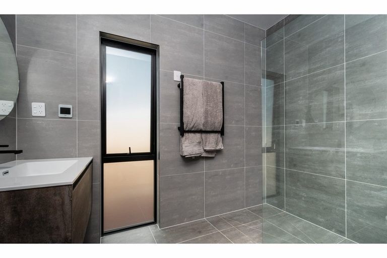 Photo of property in 14 Kaimai Avenue, Massey, Auckland, 0614