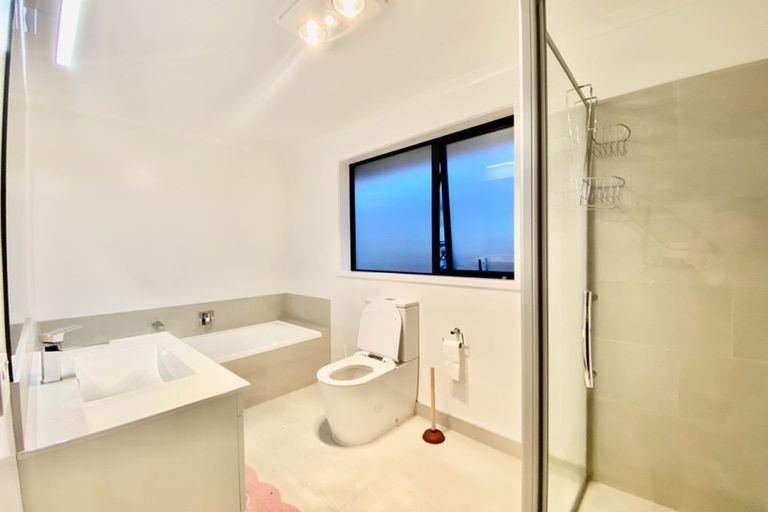 Photo of property in 12 Waituarua Drive, Takanini, 2112