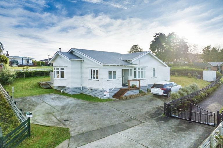 Photo of property in 11 Trosk Place, Waiuku, 2123