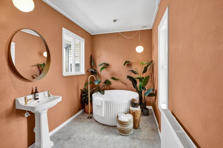 Photo of property in 10 Mangorei Road, Strandon, New Plymouth, 4312