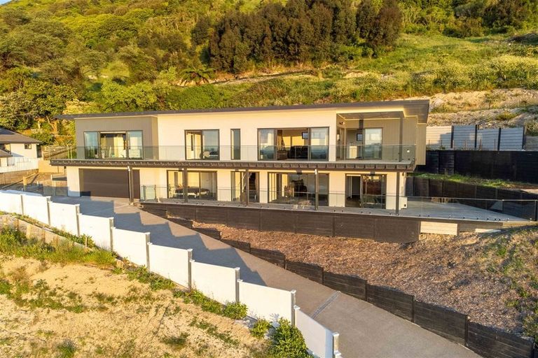 Photo of property in 95 Kakariki Grove, Waikanae, 5036