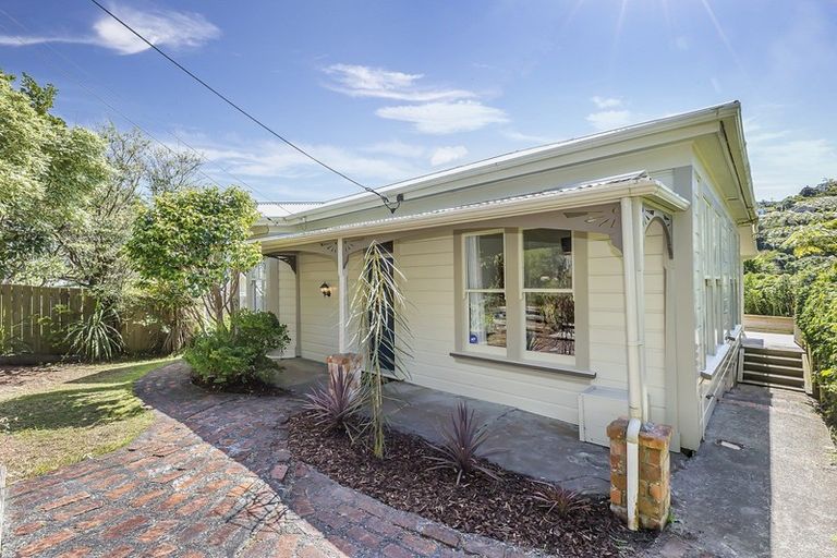 Photo of property in 129 Northland Road, Northland, Wellington, 6012