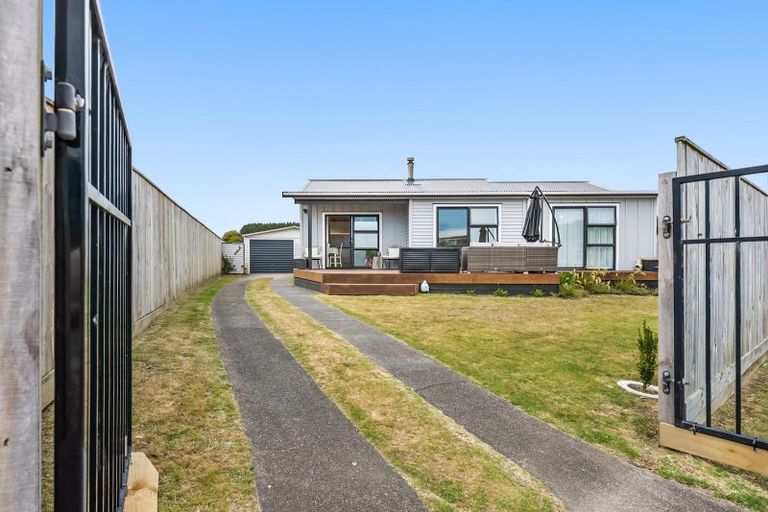 Photo of property in 1 Colenso Place, Otaki Beach, Otaki, 5512