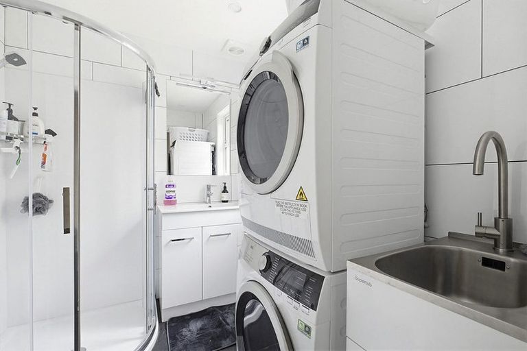 Photo of property in 112b Newlands Road, Newlands, Wellington, 6037