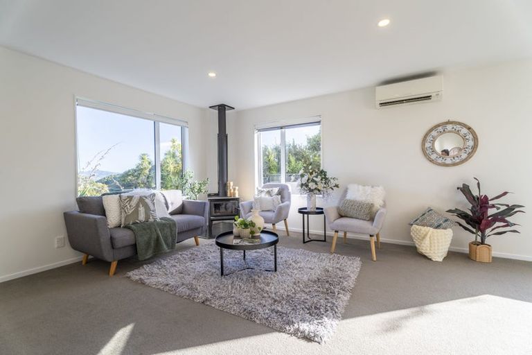 Photo of property in 13 Wakely Road, Newlands, Wellington, 6037