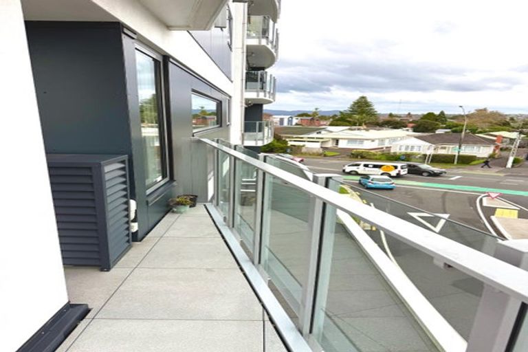 Photo of property in Bella Vista, 2d/84 Gunner Drive, Te Atatu Peninsula, Auckland, 0610