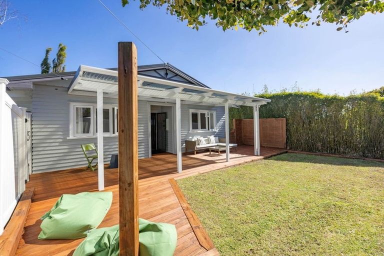 Photo of property in 1/49 Konini Road, Titirangi, Auckland, 0604