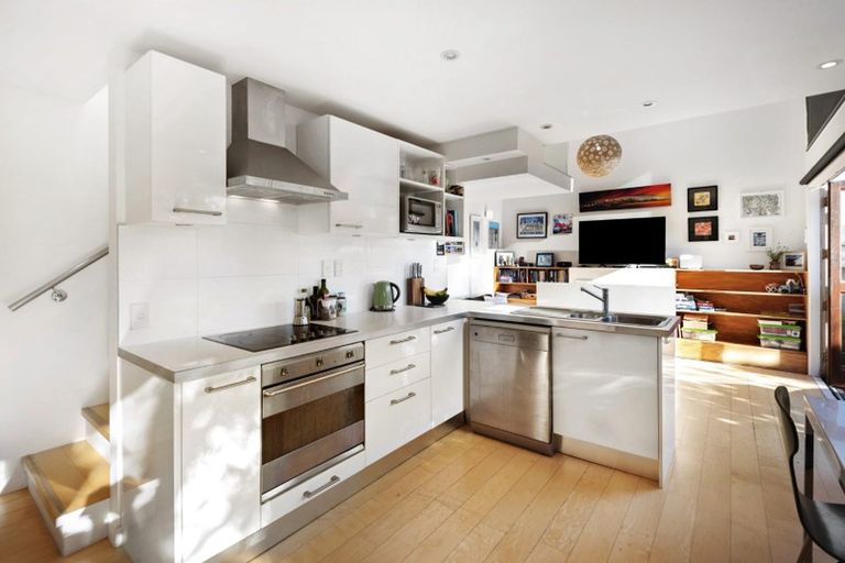 Photo of property in 13a Porritt Avenue, Mount Victoria, Wellington, 6011