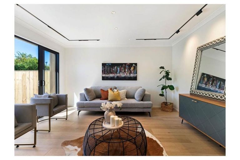 Photo of property in 11 Taipahitini Road, Rosehill, 2113