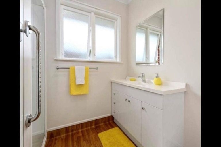 Photo of property in 82 Royal View Road, Te Atatu South, Auckland, 0610