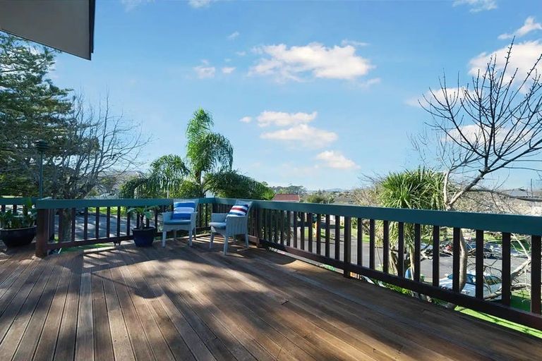 Photo of property in 28 Manhattan Heights, Glendene, Auckland, 0602