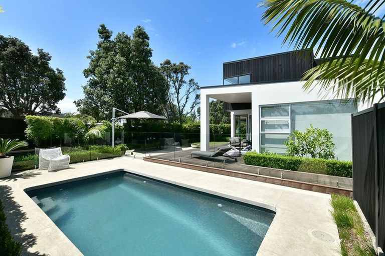 Photo of property in 52 Walton Street, Red Beach, 0932