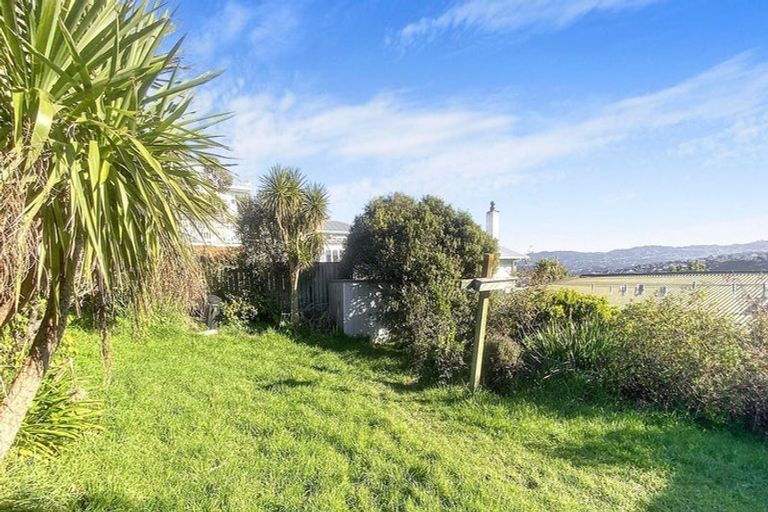 Photo of property in 88 Nevay Road, Karaka Bays, Wellington, 6022