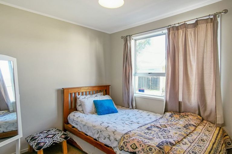 Photo of property in 14 Staverton Crescent, Mangere, Auckland, 2022