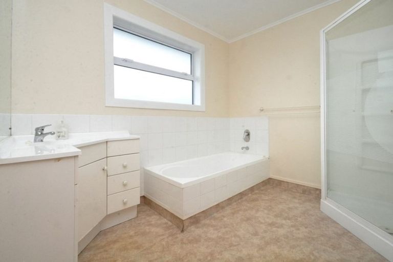 Photo of property in 20 Matipo Road, Te Atatu Peninsula, Auckland, 0610