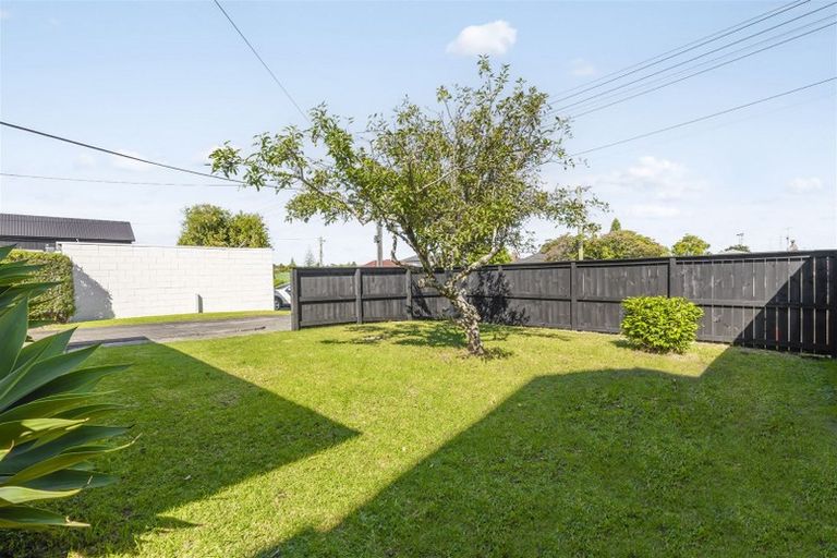 Photo of property in 17 Karamu Street, Te Atatu Peninsula, Auckland, 0610