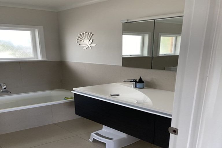 Photo of property in 11 Dawnhaven Drive, Te Atatu Peninsula, Auckland, 0610