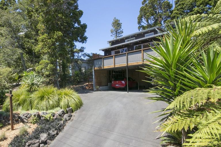 Photo of property in 56 Hollywood Avenue, Titirangi, Auckland, 0604