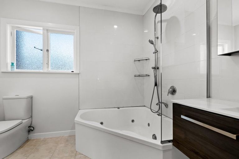 Photo of property in 204a Tukapa Street, Westown, New Plymouth, 4310