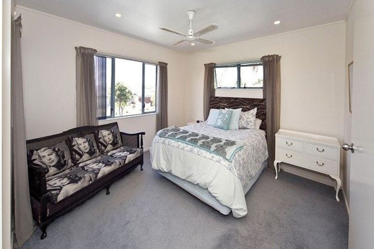 Photo of property in 82 Buscomb Avenue, Henderson, Auckland, 0610