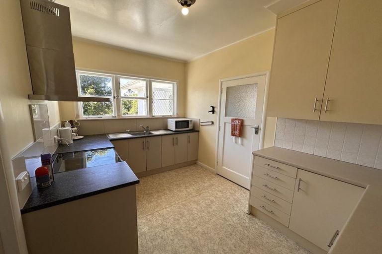 Photo of property in 9 Savoy Road, Glen Eden, Auckland, 0602