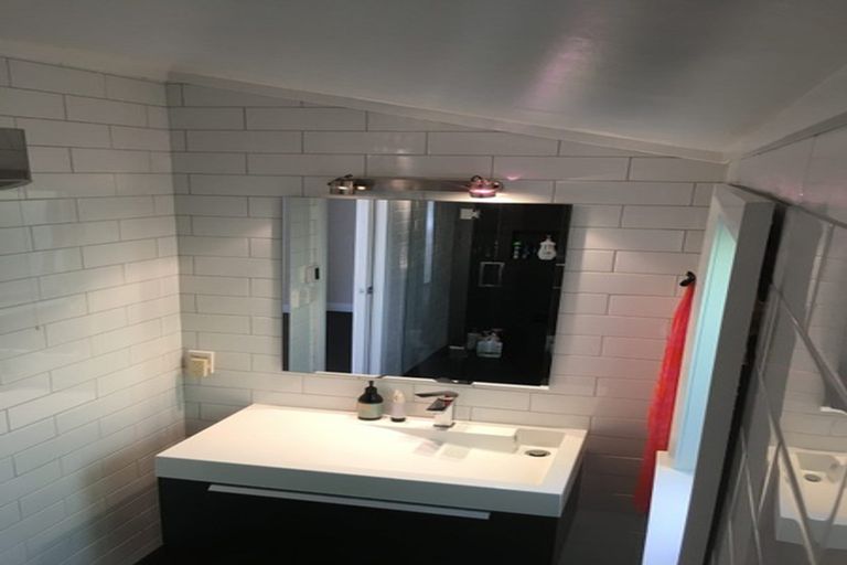 Photo of property in 75 Creswick Terrace, Northland, Wellington, 6012