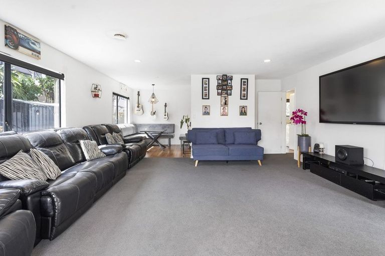 Photo of property in 61a Graham Avenue, Te Atatu Peninsula, Auckland, 0610