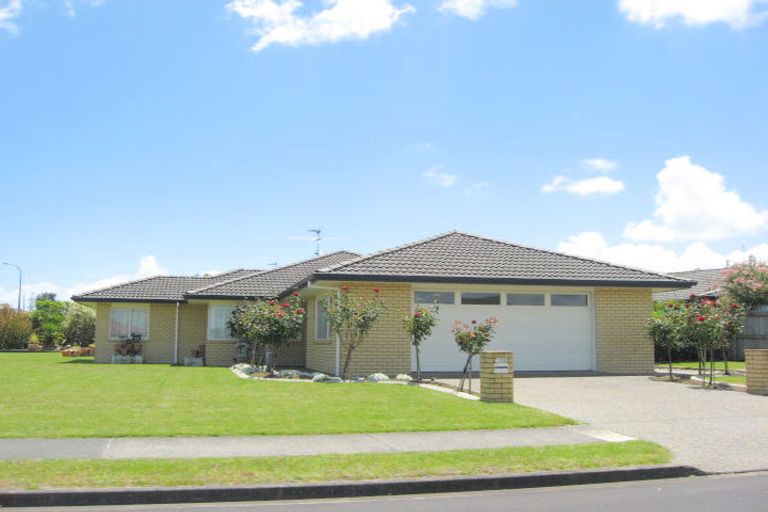 Photo of property in 100 Longford Park Drive, Takanini, 2112