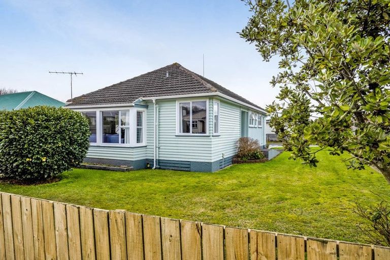 Photo of property in 1 Malone Place, Hawera, 4610