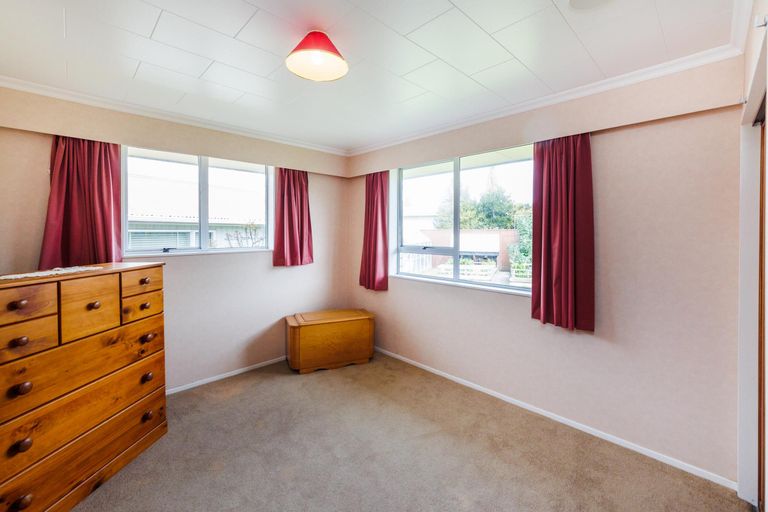 Photo of property in 15 Grange Place, Milson, Palmerston North, 4414