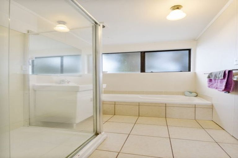 Photo of property in 12 Halloran Place, Massey, Auckland, 0614