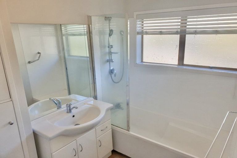 Photo of property in 3/19 Chequers Avenue, Glenfield, Auckland, 0629