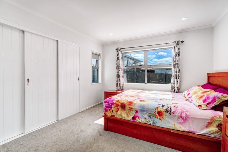 Photo of property in 74a Awaroa Road, Sunnyvale, Auckland, 0612
