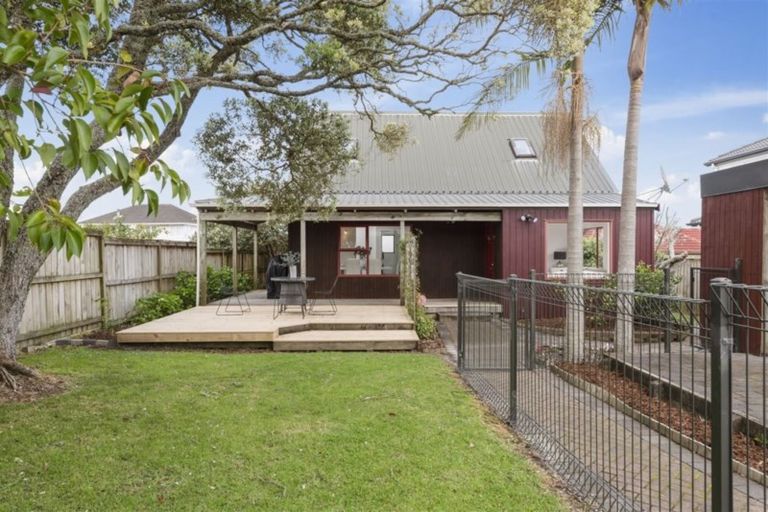 Photo of property in 2/18 Strid Road, Te Atatu South, Auckland, 0610