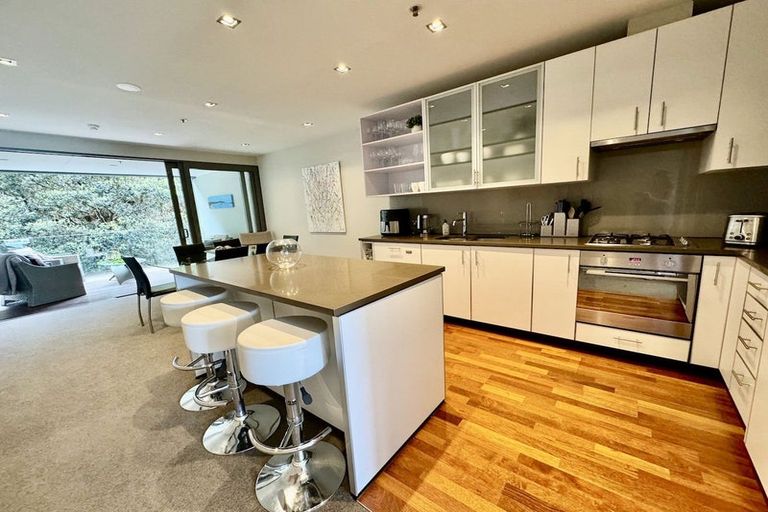 Photo of property in Patent 326 Apartments, 214s/326 Evans Bay Parade, Hataitai, Wellington, 6021