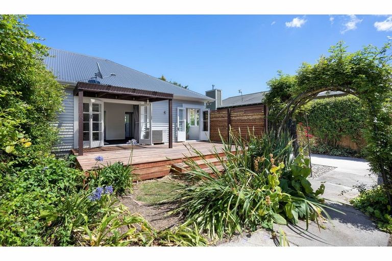 Photo of property in 22 Wilsons Road, Saint Martins, Christchurch, 8022