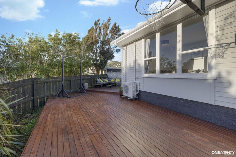 Photo of property in 22 Bartlett Grove, Tawa, Wellington, 5028