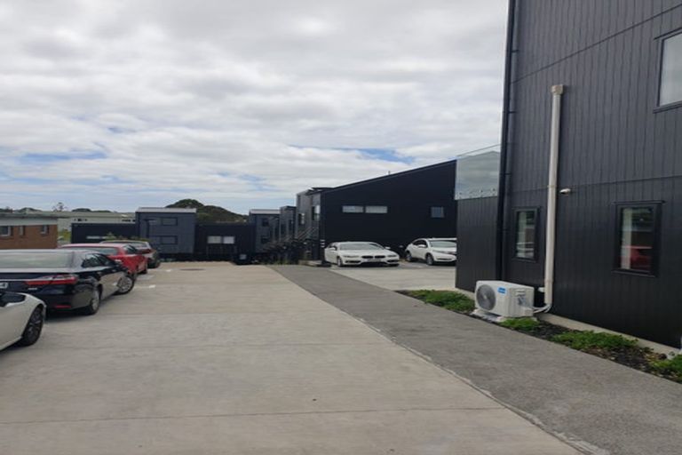 Photo of property in 11/8 Chivalry Road, Glenfield, Auckland, 0629