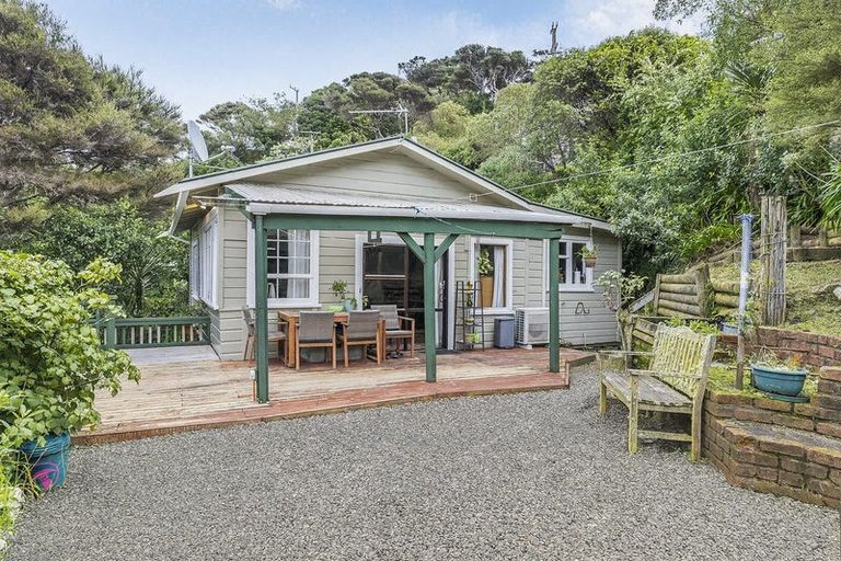 Photo of property in 35 Airlie Road, Plimmerton, Porirua, 5026