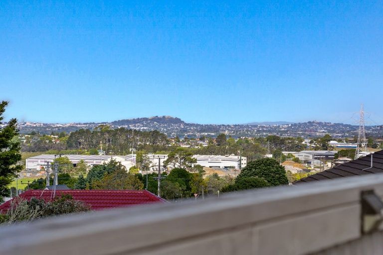 Photo of property in 14 Doone Place, Massey, Auckland, 0614