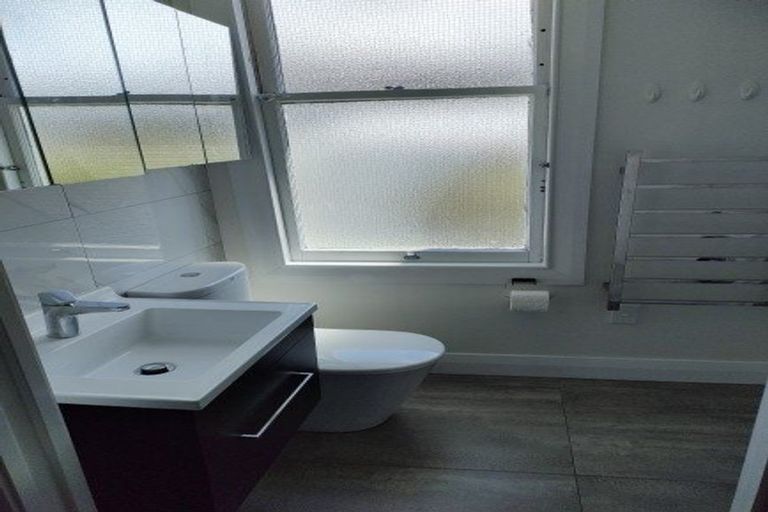 Photo of property in 142 Tasman Street, Mount Cook, Wellington, 6021