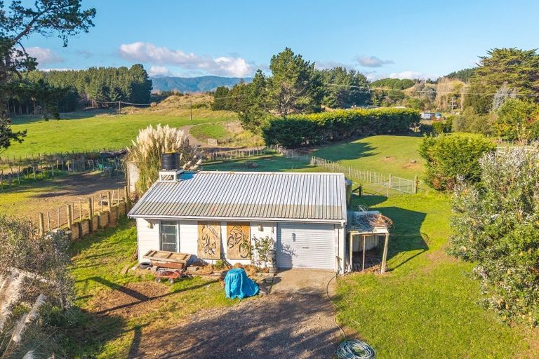 Photo of property in 593 Waikawa Beach Road, Waikawa Beach, Levin, 5573