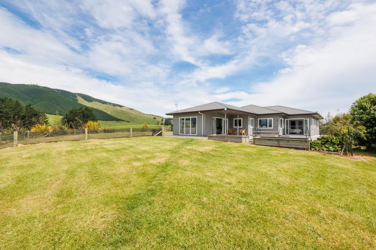 Photo of property in 52 Highland View Drive, Tokomaru, Palmerston North, 4474