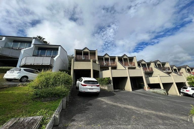 Photo of property in 4 Pannill Place, Oteha, Auckland, 0632