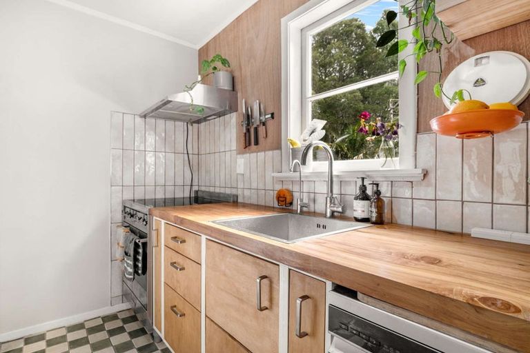 Photo of property in 43 Kauri Point Road, Laingholm, Auckland, 0604